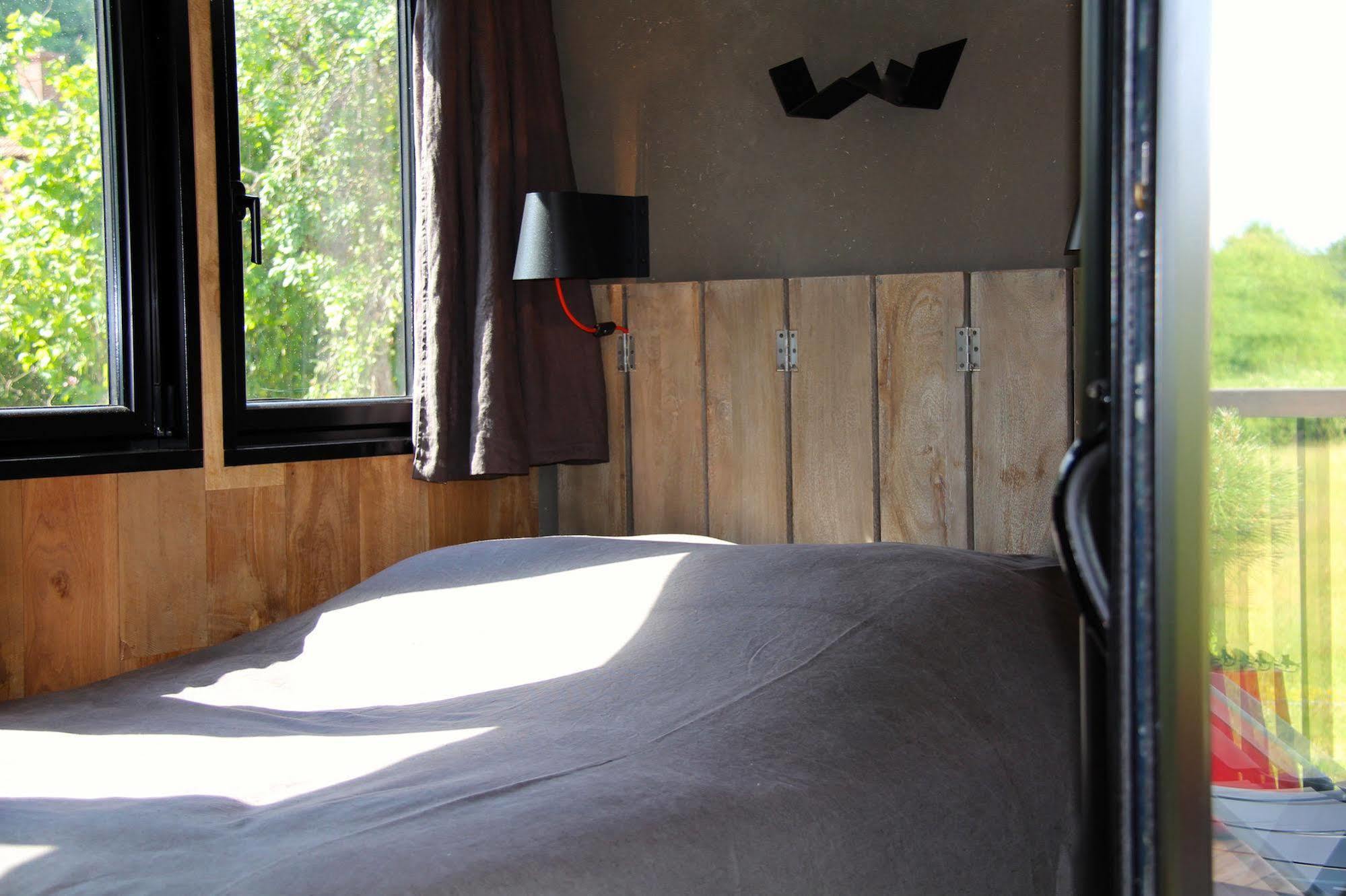 Le Domaine Des Pres Verts Suites & Chambres Avec Jacuzzi Privatif Jouey Exteriör bild